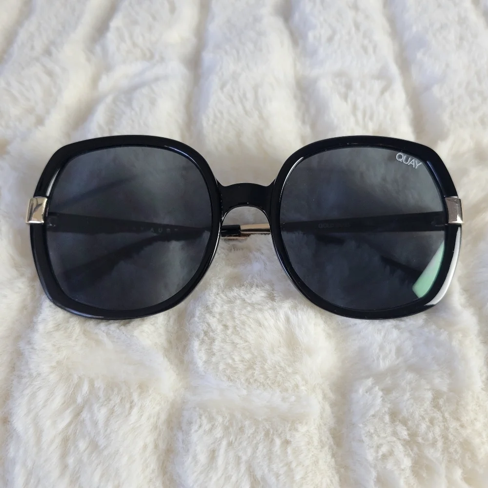 QUAY // ltd ed chrissy teigen retro-glam oversized round black smoke gold sunnie